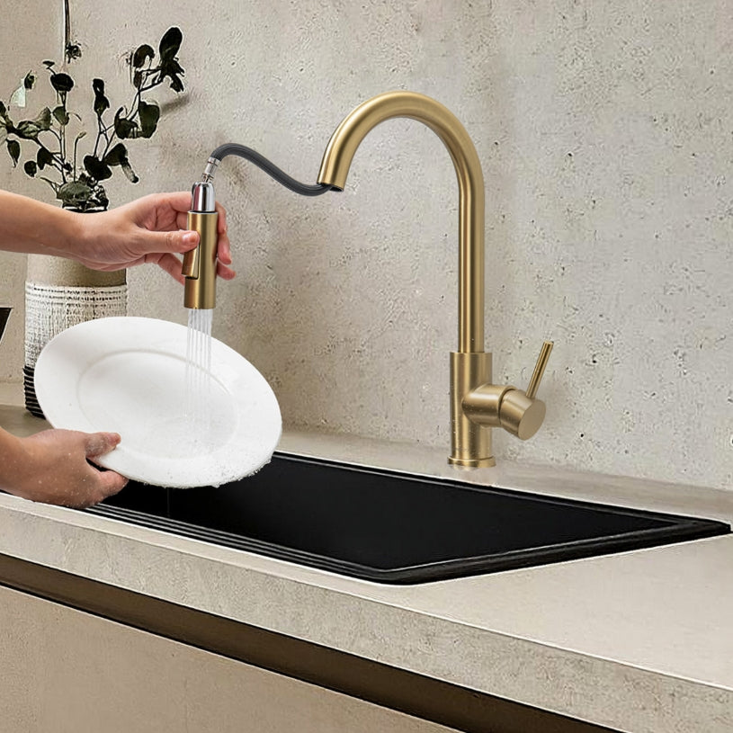 Robinet de cuisine design doré avec douchette extractible, finition or brillant, bec pivotant, facile à installer et à utiliser, modèle SPHINX, marque LIMAZA.