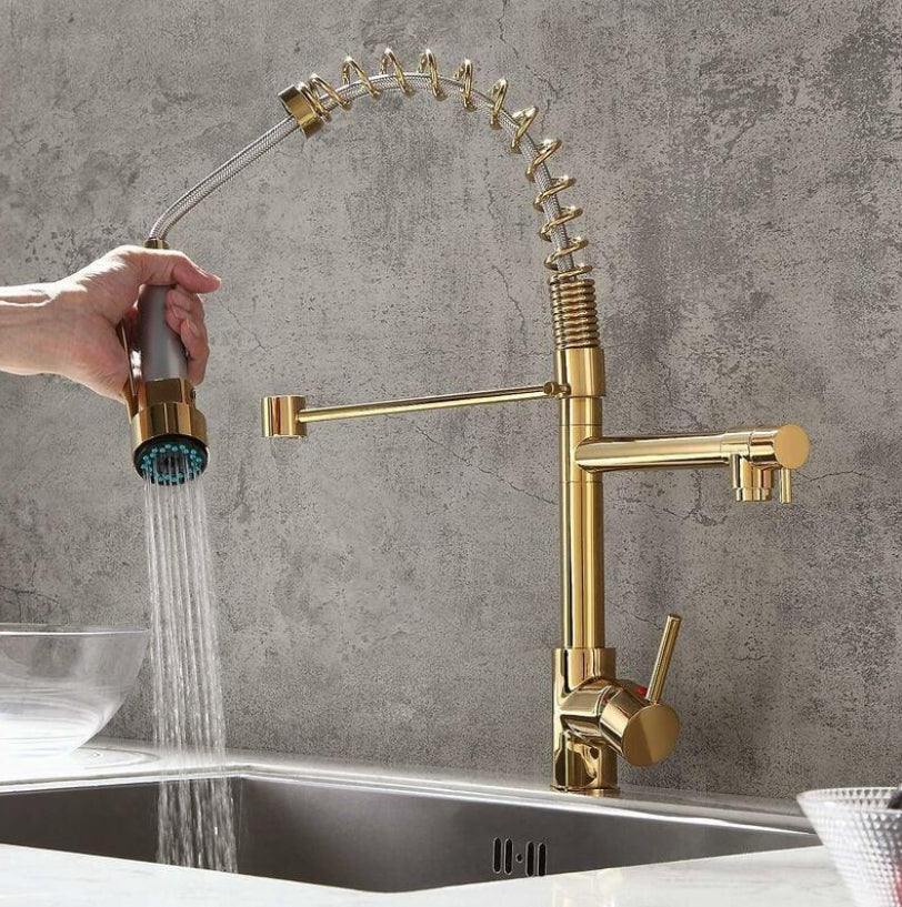 Robinet de cuisine moderne à douchette extractible, 2 jets (normal et spray), finition dorée, mitigeur monocommande pivotant à 360°, compatible eau chaude et froide, design élégant et fonctionnel.