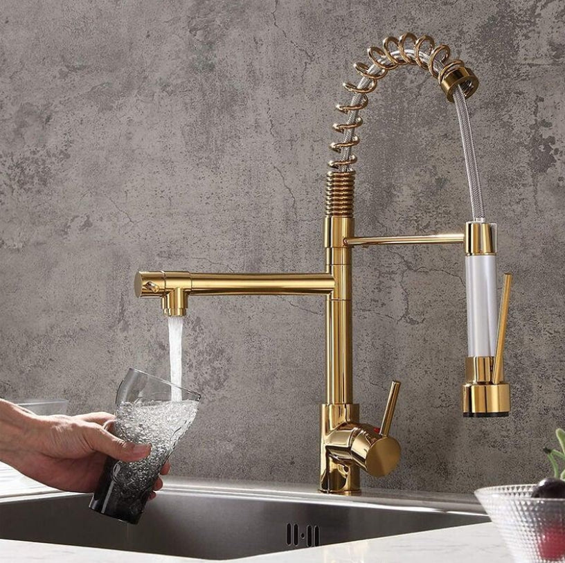 Robinet de cuisine moderne à douchette extractible, 2 jets (normal et spray), finition dorée, mitigeur monocommande pivotant à 360°, compatible eau chaude et froide, design élégant et fonctionnel.