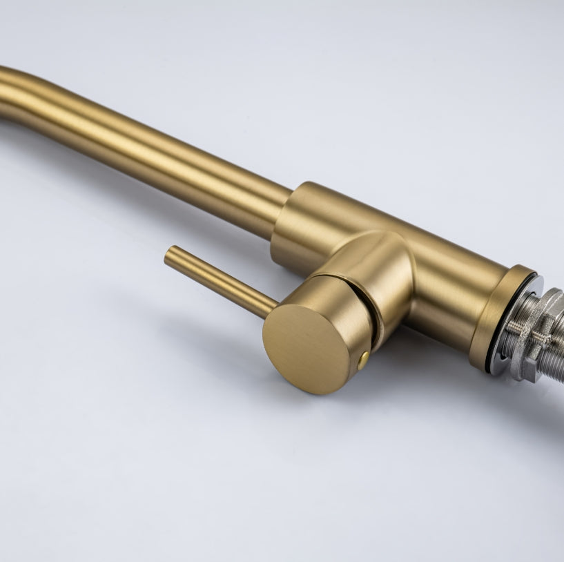 Robinet de cuisine design doré avec douchette extractible, finition or brillant, bec pivotant, facile à installer et à utiliser, modèle SPHINX, marque LIMAZA.