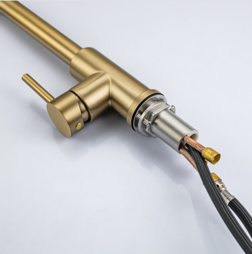 Robinet de cuisine design doré avec douchette extractible, finition or brillant, bec pivotant, facile à installer et à utiliser, modèle SPHINX, marque LIMAZA.