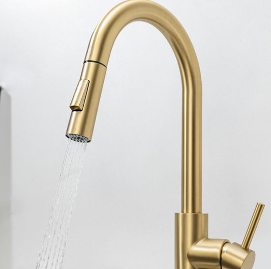 Robinet de cuisine design doré avec douchette extractible, finition or brillant, bec pivotant, facile à installer et à utiliser, modèle SPHINX, marque LIMAZA.