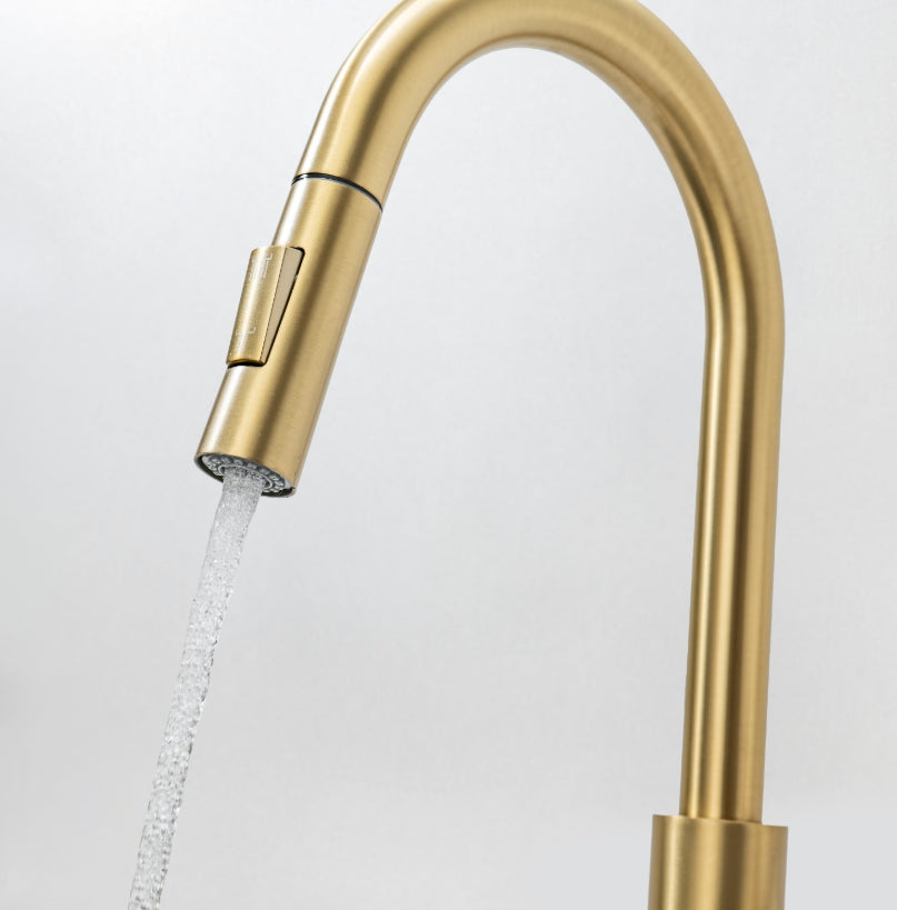 Robinet de cuisine design doré avec douchette extractible, finition or brillant, bec pivotant, facile à installer et à utiliser, modèle SPHINX, marque LIMAZA.