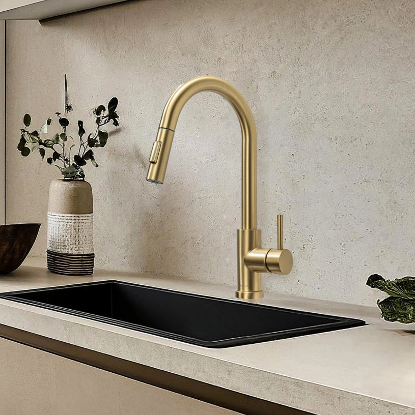 Robinet de cuisine design doré avec douchette extractible, finition or brillant, bec pivotant, facile à installer et à utiliser, modèle SPHINX, marque LIMAZA.
